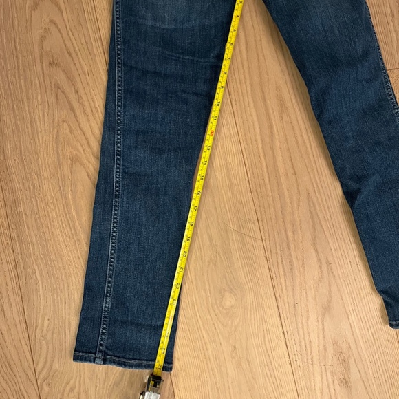 BASH tappered leg jeans in dark wash. Size 4 - Picture 3 of 4